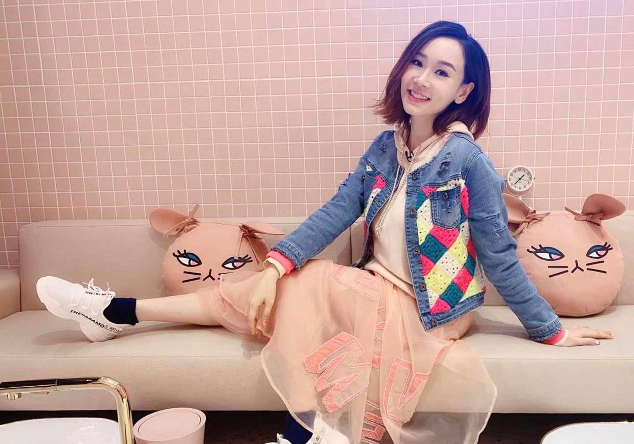 杨思琦|41岁杨思琦冻龄女神，穿红色吊带连衣裙大秀身材，减龄又洋气