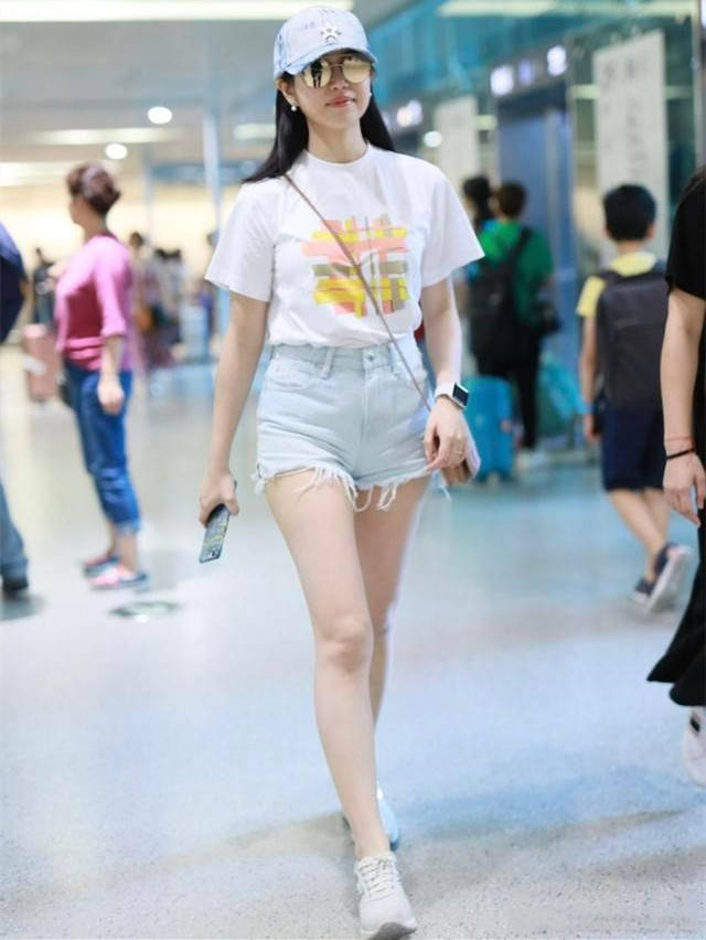 牛仔|佩服陈妍希,“脱了线”的牛仔短裤穿着就出门,还真赚足了眼球