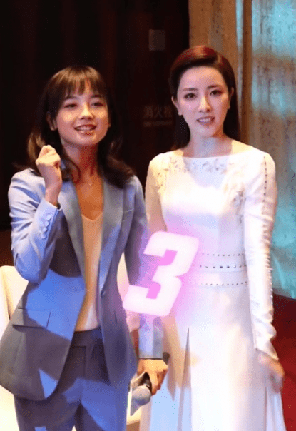 李思思|王冰冰的小方脸感觉真挺可爱，与瓜子脸的李思思同框，都挺美