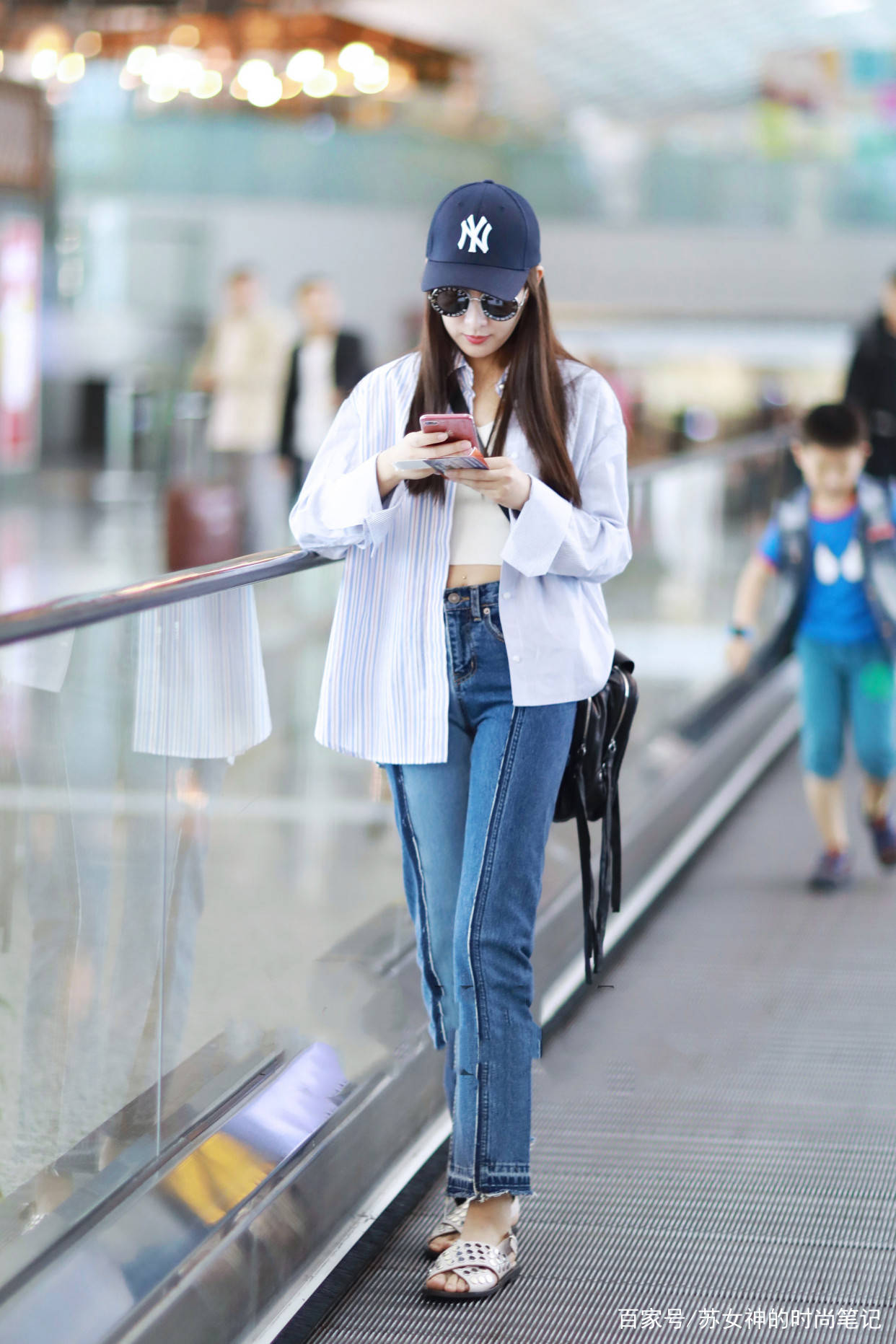 卫衣|早夏火了一种穿法，叫“短上衣+牛仔裤”，简约上档次，谁穿谁美