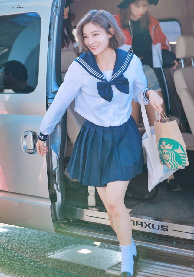 女孩子|穿海军风衬衫的许佳琪太甜了，配百褶裙秀小细腿，笑起来像初恋