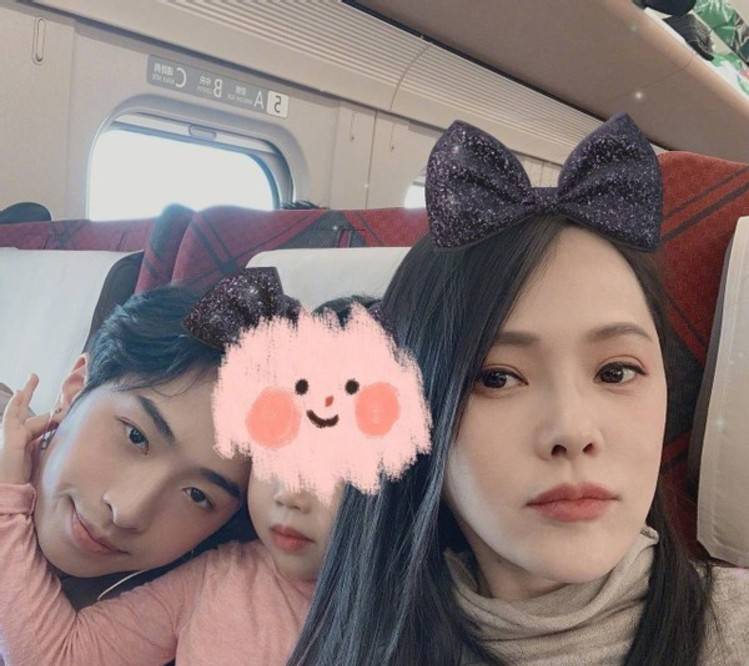 原创 庾翰睿再发女装照,伊能静表示尊重儿子,网友:庾澄庆都不管吗?