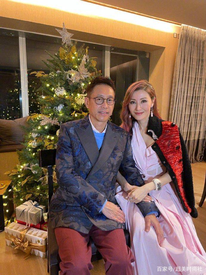 美人|50岁李嘉欣晒照秀粉发，穿粉裙配红夹克，携老公秀恩爱状态极佳