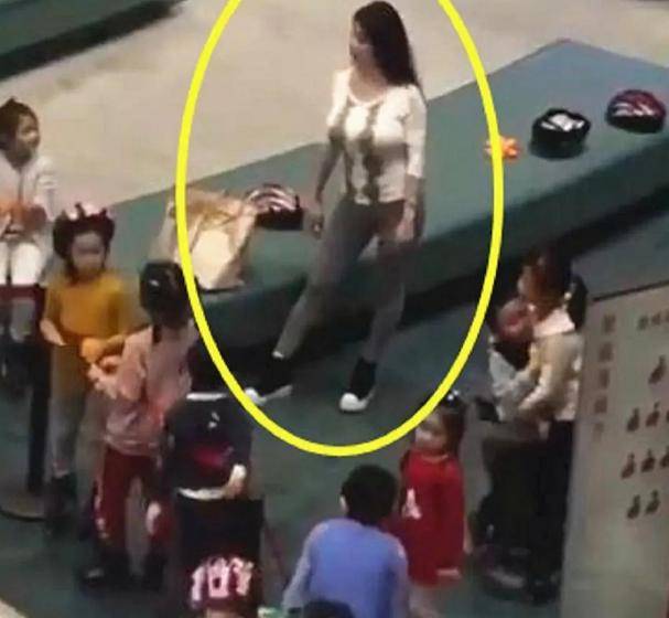 因为|女幼师因“身材火辣”走红,宝妈集体投诉:有了她宝爸抢着接孩子