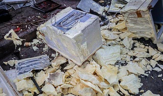 哈士奇咬坏铲屎官冰箱,主人将其埋在冰块里,二哈智商瞬间上线! 哈士奇咬坏铲屎官冰箱,主人将其埋在冰块里,二哈智商瞬间上线!