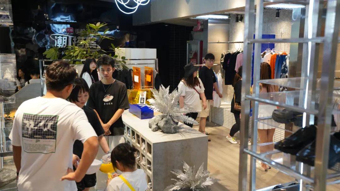 淮海|TX淮海再起潮流新风尚,手机天猫潮搭案上海首展,人潮汹涌!