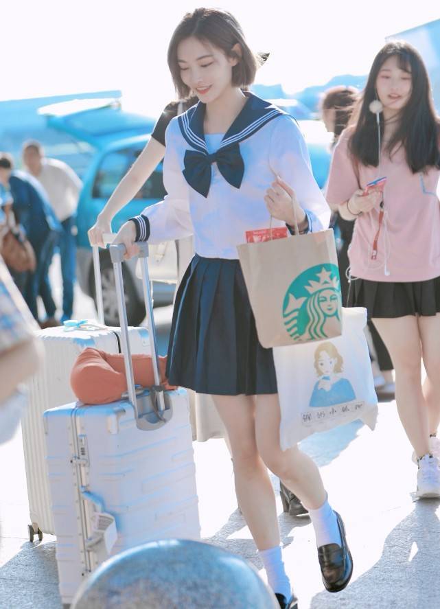 女孩子|穿海军风衬衫的许佳琪太甜了，配百褶裙秀小细腿，笑起来像初恋