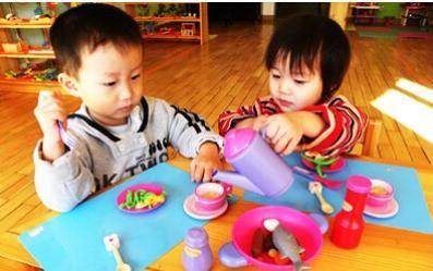 厕所|孩子抗拒去幼儿园，嘴里还嘟囔着“一个人”，宝妈蹲点偷看后气哭