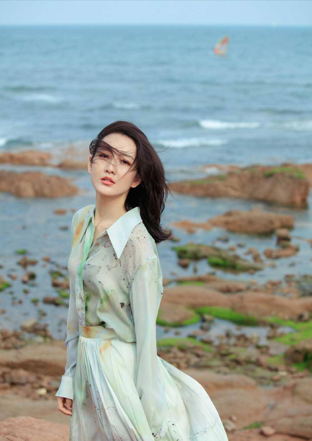 王鸥|37岁王鸥穿衣胆大，穿一件白色吊带连衣裙勾勒出来好身材，真惊艳