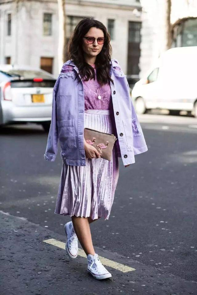 显得|皮衣已经不时兴了，现在流行这种“外套”，时尚复古谁穿谁好看！