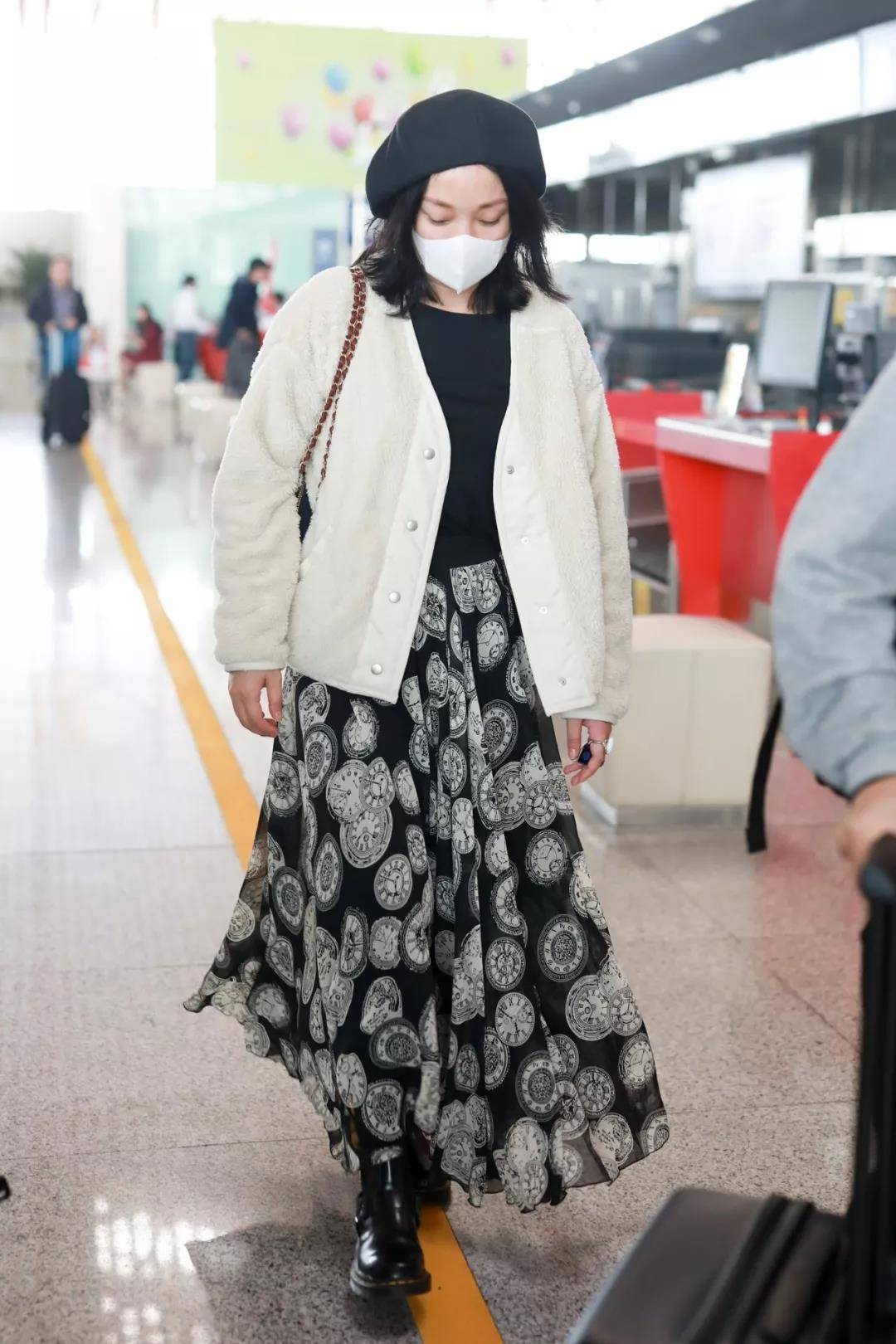 周迅|奔四奔五的女人别总穿打底裤,跟着周迅这样穿,减龄时髦两不误!