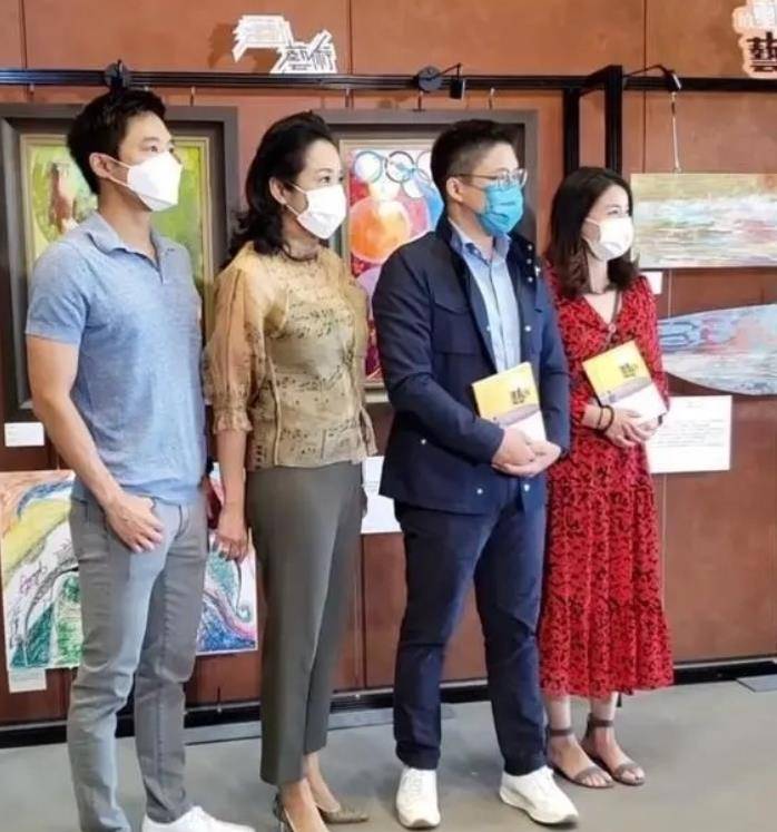 岳母|郭晶晶高调了，2万雏菊图案印花裙优雅贵气，曾同框何超琼也不输