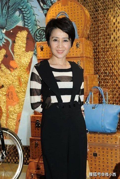黑色|赌王四太梁安琪真有61岁？穿红裙子配喇叭裤，扮嫩起来真不尴尬