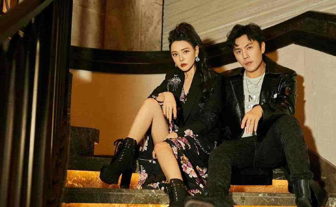 黑色|52岁伊能静真放得开，穿高开叉连衣裙A到爆，小10岁老公像同辈