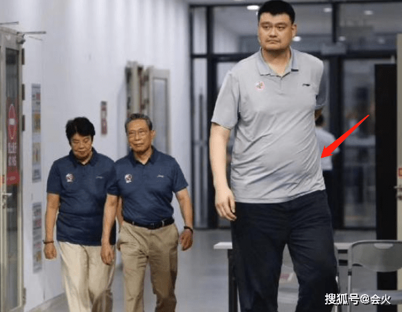40岁姚明罕见现身胖一圈!脸部变宽肚腩圆滚