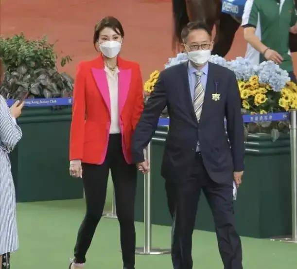 老公|50岁李嘉欣也老了，穿蓝色裙随豪门老公亮相，一看脖子暴露年龄
