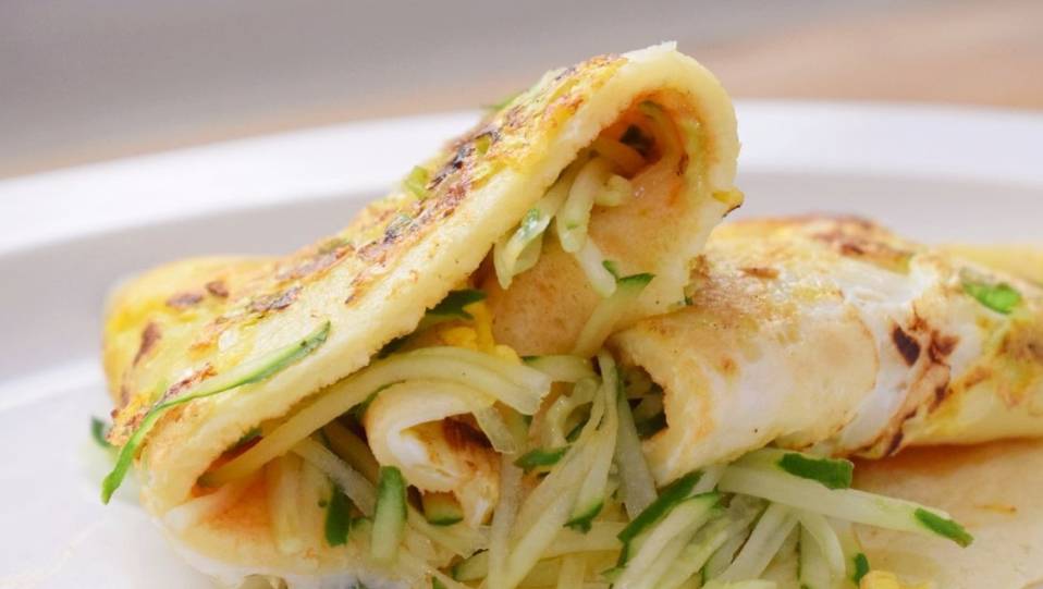 葱花|早餐鸡蛋饼的做法，1碗面粉2个鸡蛋，不用揉面发面就做好了