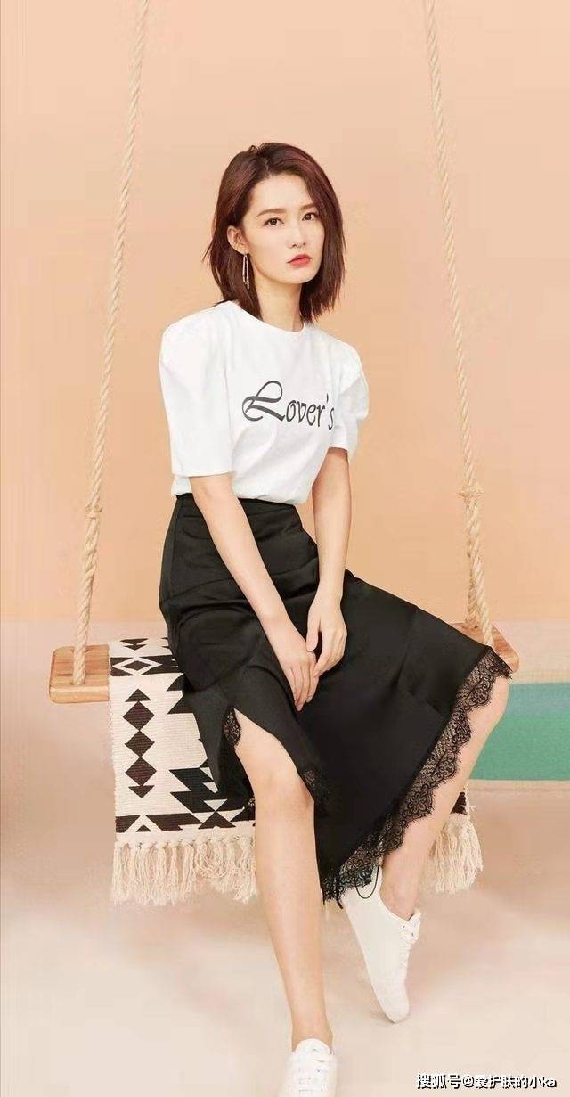 身材|李沁这清新脱俗的气质太上头，明明只是极简白+黑，却吸睛又洋气