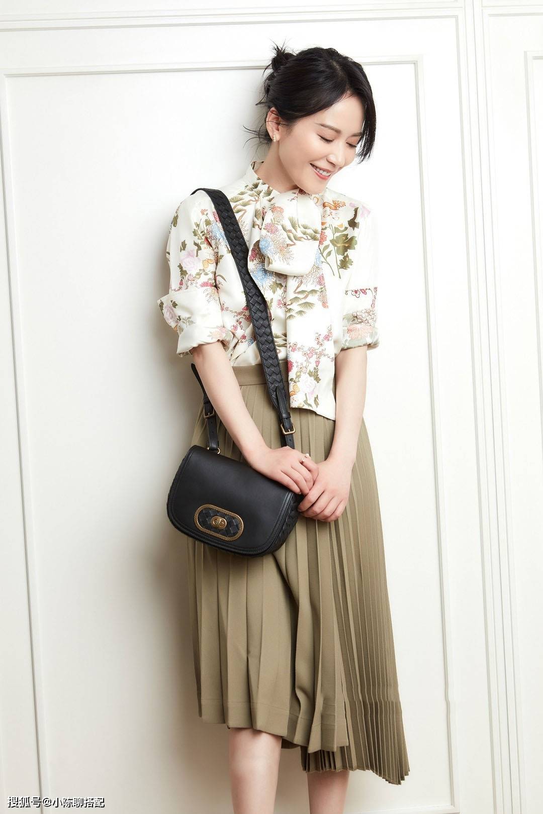 俞飞鸿|真正会穿的女人都偏爱“邻近色”，看袁泉俞飞鸿就知道，太高级了