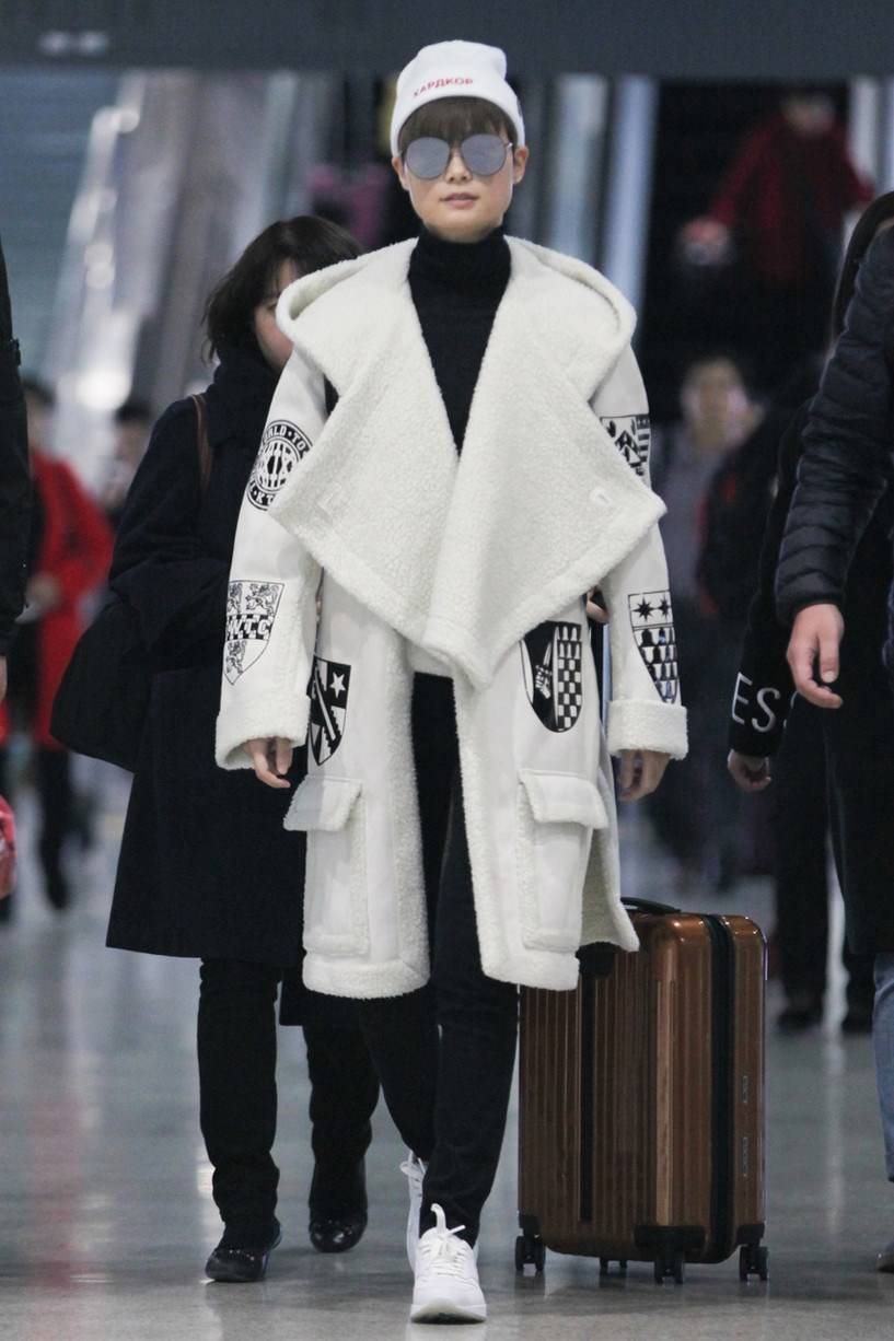 运动鞋|今年超流行“运动鞋+大衣”的搭配,减龄又洋气,明星都在穿!