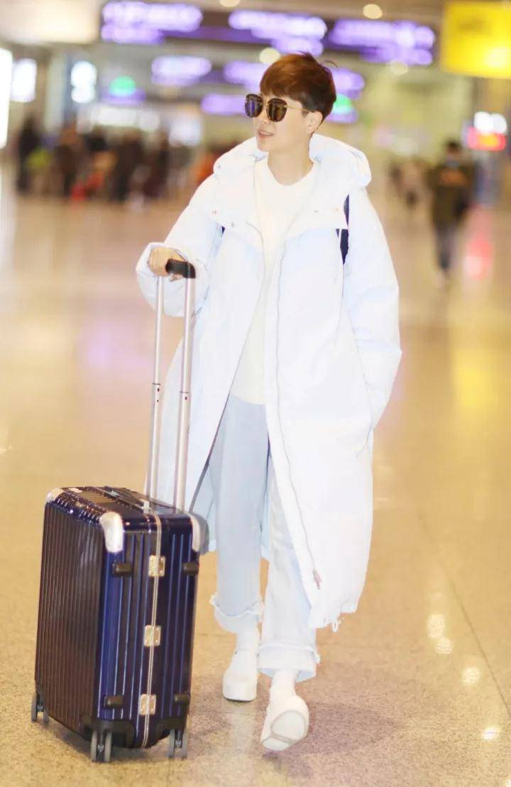 黑色|会穿的女人都拒绝穿黑色系，显老！都穿这款天使色羽绒服，超显白