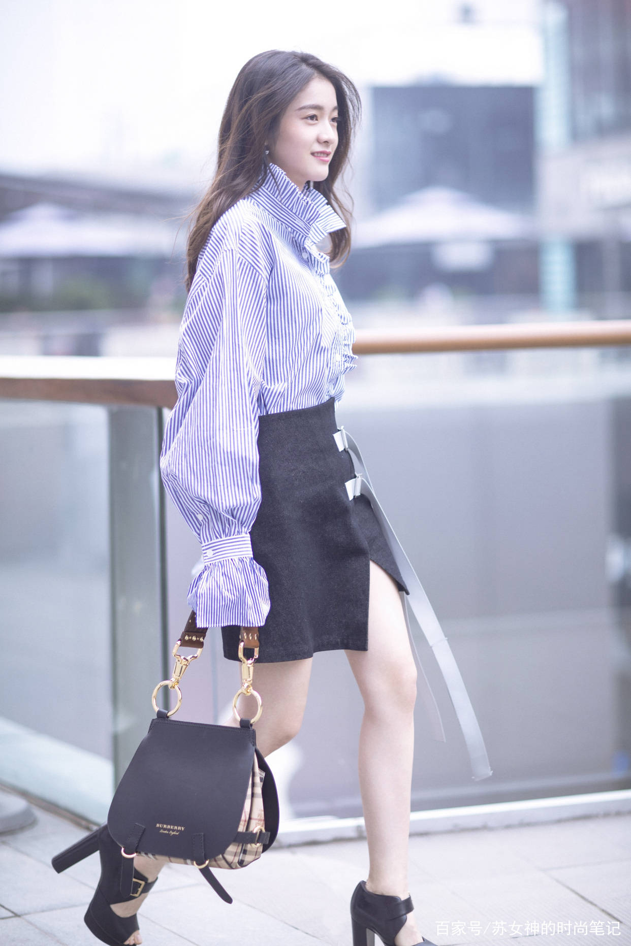 女生|真正见过世面的女人，都不背水桶包，今年流行“马鞍包”，超高级