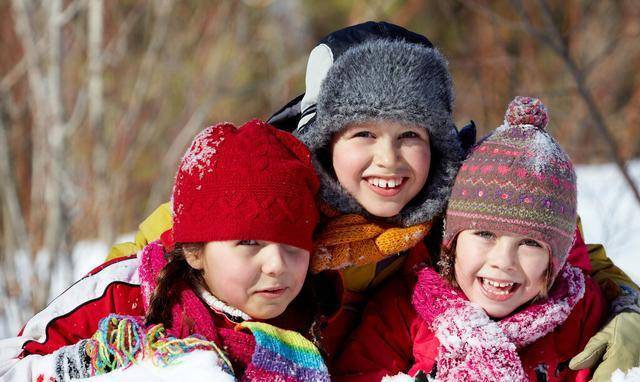 幼儿园|幼儿园的小朋友冬天穿几件衣服合适？6件正好！多了热，少了冷