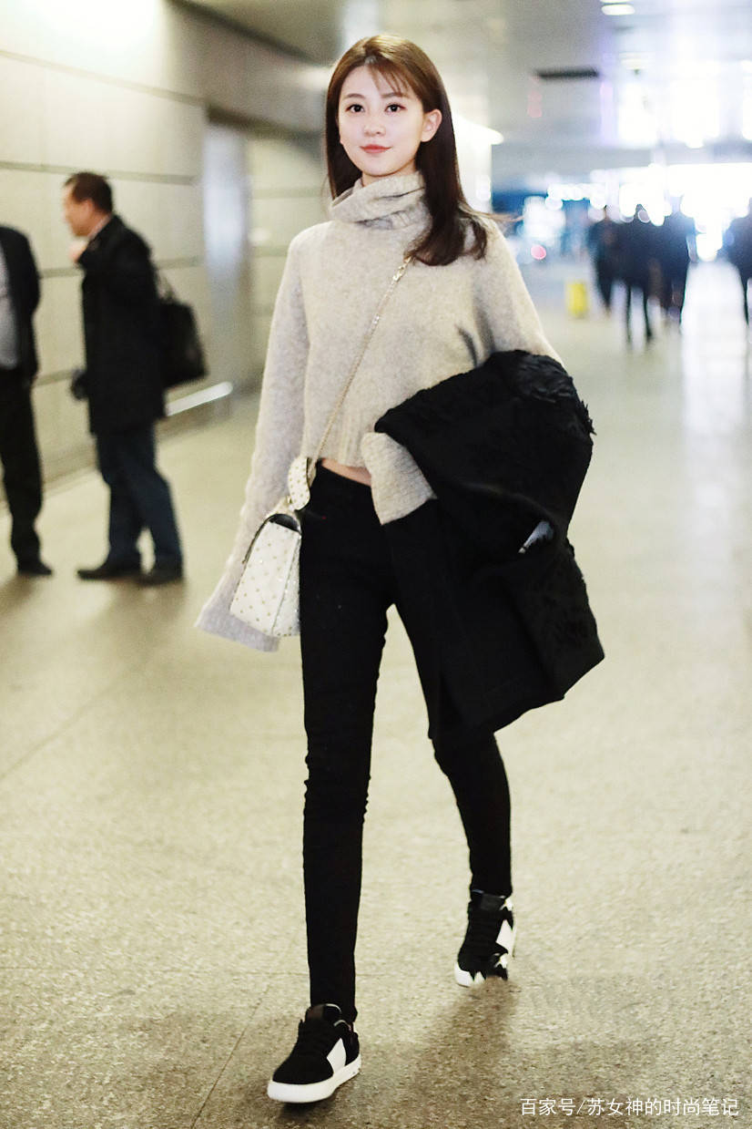 卫衣|早夏火了一种穿法，叫“短上衣+牛仔裤”，简约上档次，谁穿谁美