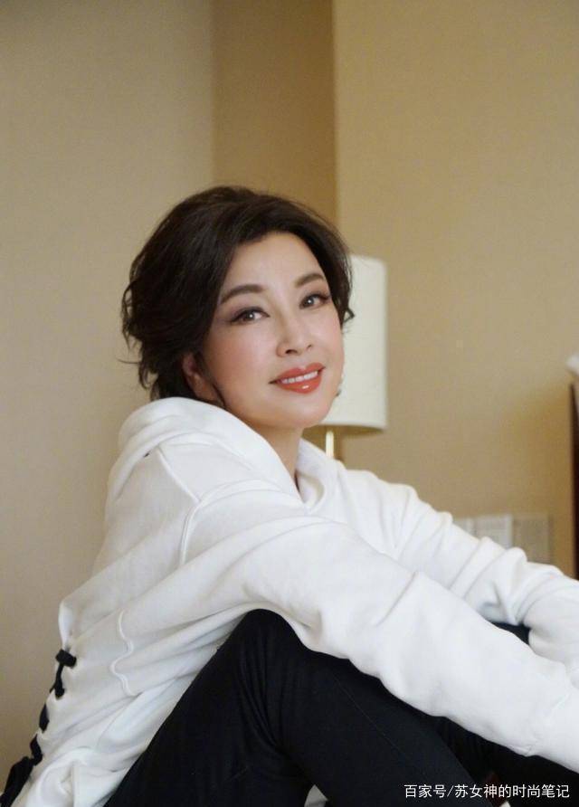 显得|女人过了50岁少穿阔腿裤，跟着刘晓庆这样穿，时髦大气又上档次！