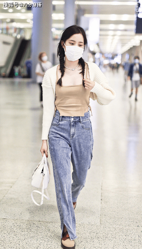 身材|欧阳娜娜长大后气场全开，米白色针织衫配吊带时髦精致，俏皮可爱