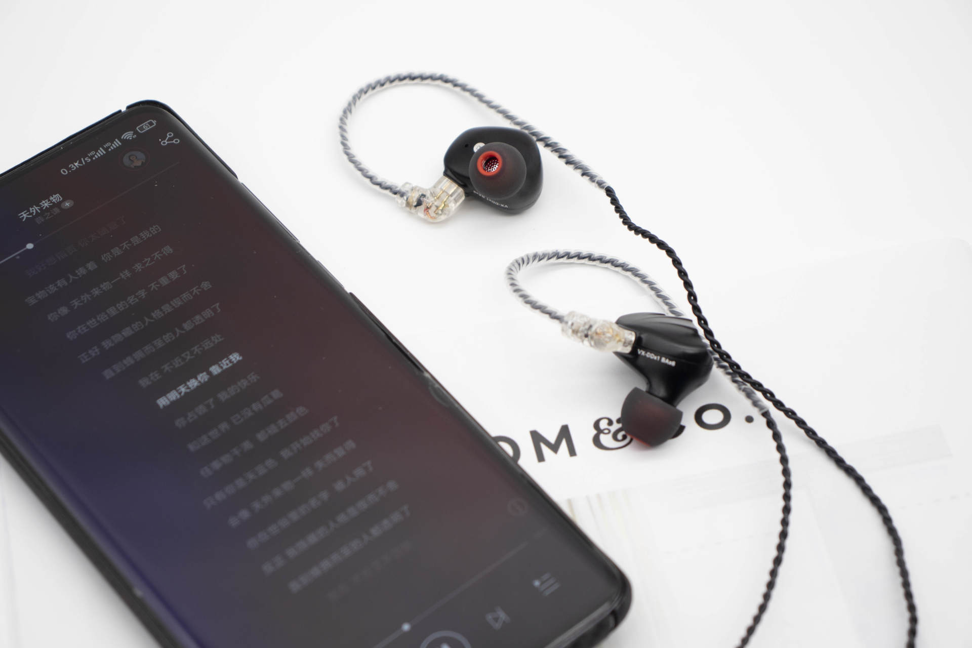 线材搭配:trn-vx耳机附带的是一条改良型0.