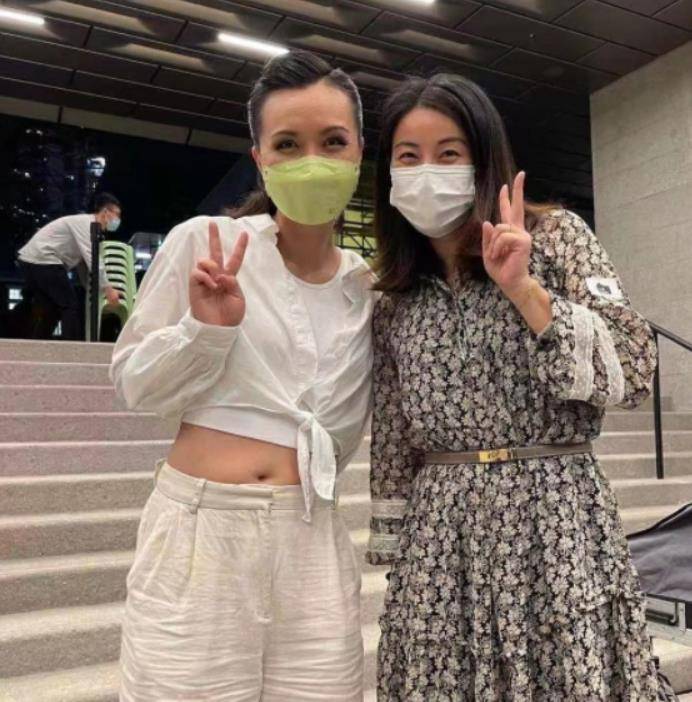 岳母|郭晶晶高调了，2万雏菊图案印花裙优雅贵气，曾同框何超琼也不输