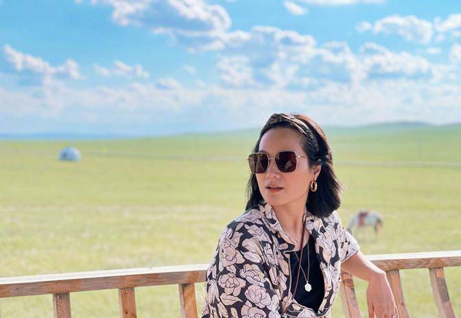 蓝台|朱丹罕见带娃外出逛街,穿无袖马甲小麦肤色抢镜,单手抱娃太强悍