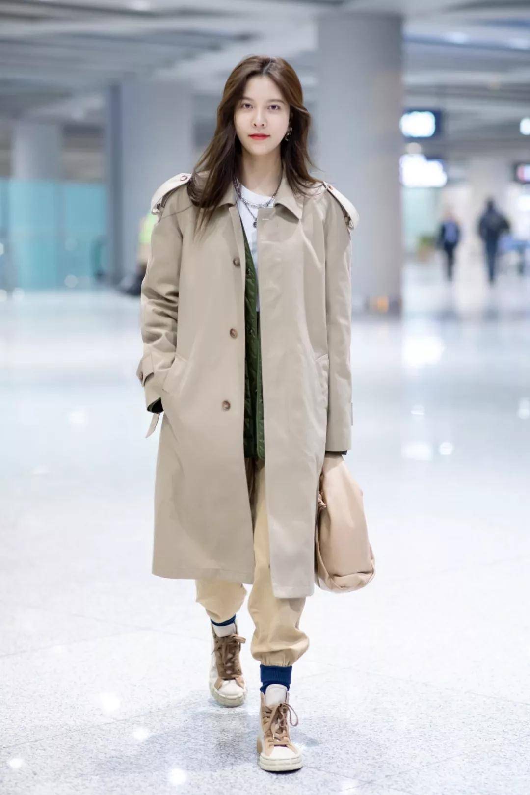 运动鞋|明星们成功穿火了这双“鞋子”,舒适又百搭,减龄效果满分!