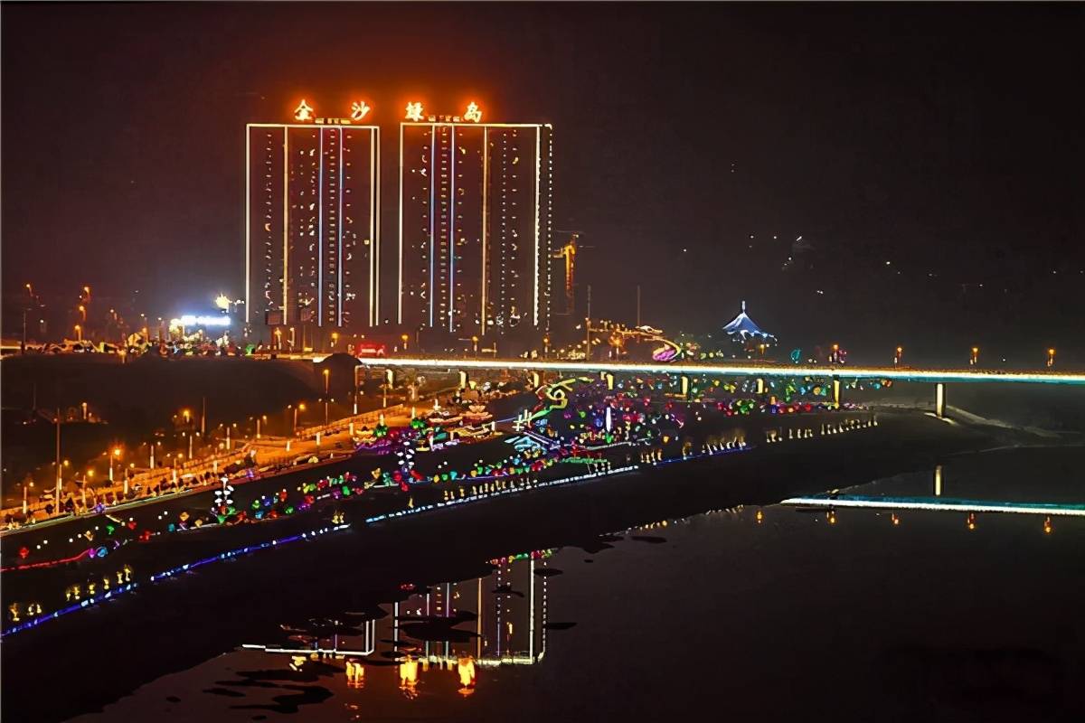 新化县城流光溢彩,车流如织,城市的魅力在夜晚展露无遗,经济增长造就