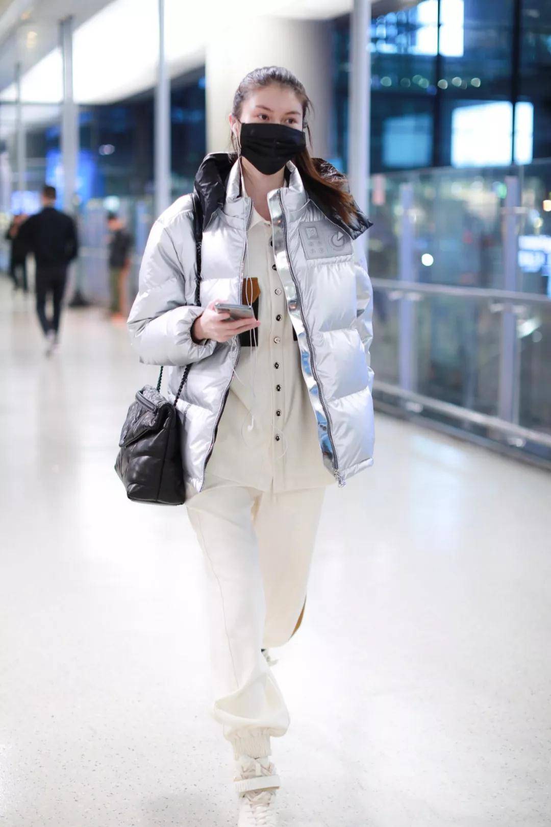 设计|扔掉你的大棉服吧！现在“齐腰羽绒服”正流行，明星都在穿！