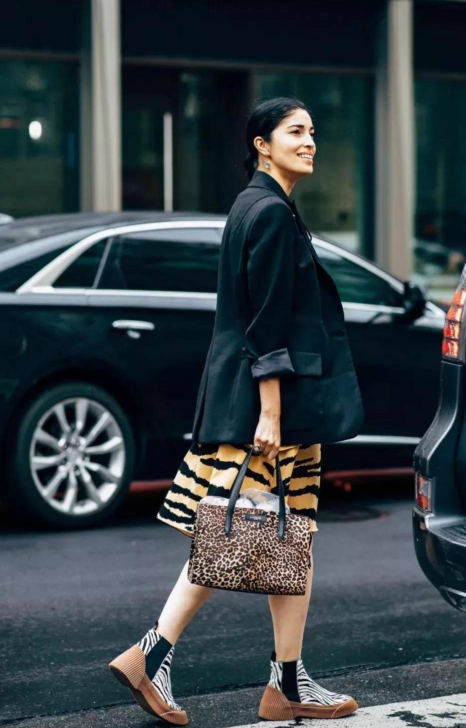 空间|奔四女人别穿大衣了,今年早夏流行这件外套,搭配裙子裤子都好看