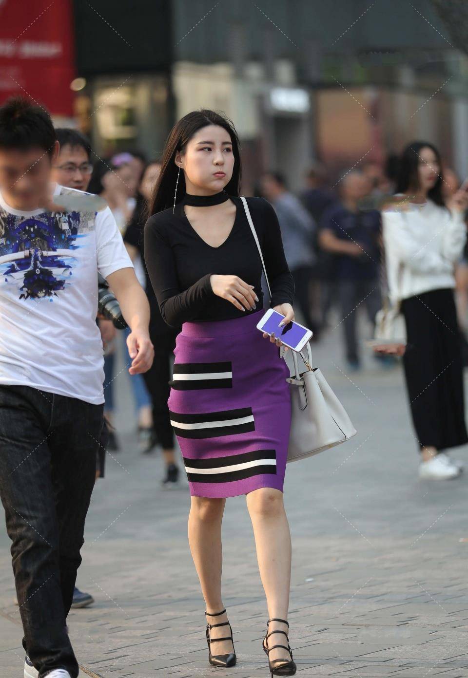脖颈|黑色吊带裙，侧边开叉凸显修长美腿，搭配精致项链，时髦又洋气