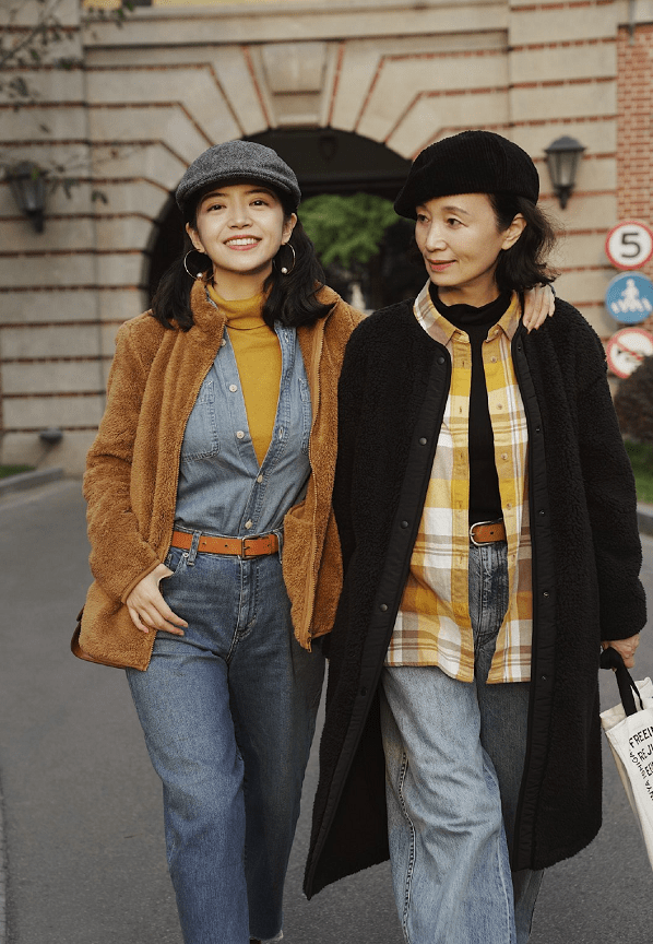 毛衣|女人过了50岁少穿打底裤，瞧瞧三木妈妈的穿搭，减龄时髦谁穿谁美