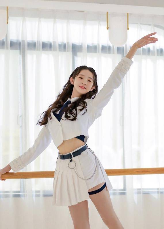 张艺凡|第一次见把裙子当运动裤穿的,本以为是张艺凡最丑造型,不料美爆