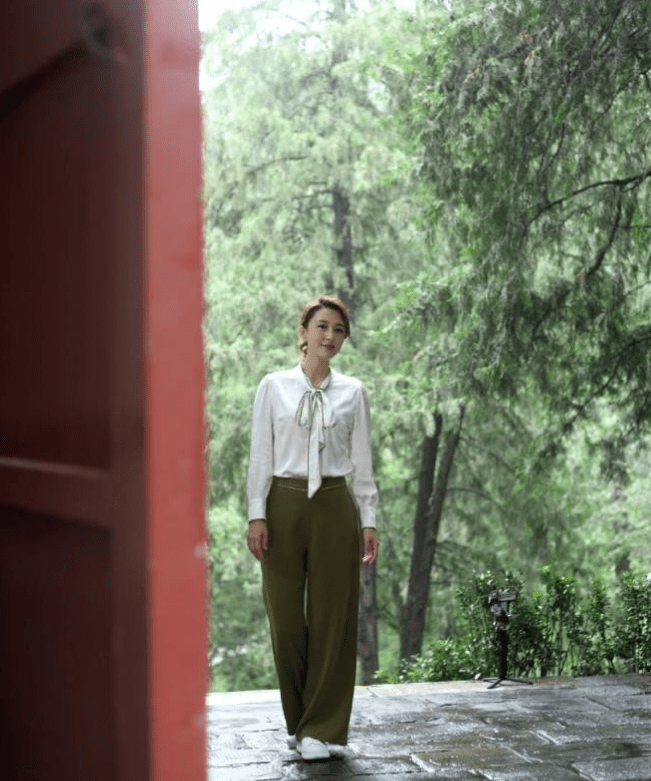张蕾|张蕾漂亮又有气质，缎面衬衣配绿长裤，手拿单反端庄大气有魅力