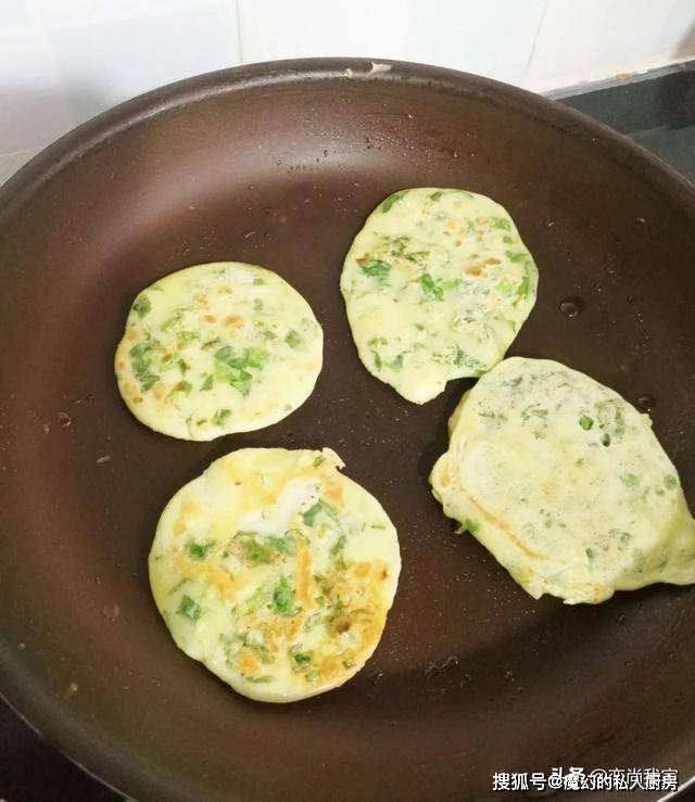 蔬菜|不用揉面和发面的蔬菜鸡蛋饼，早餐花10多分钟就做一大盘