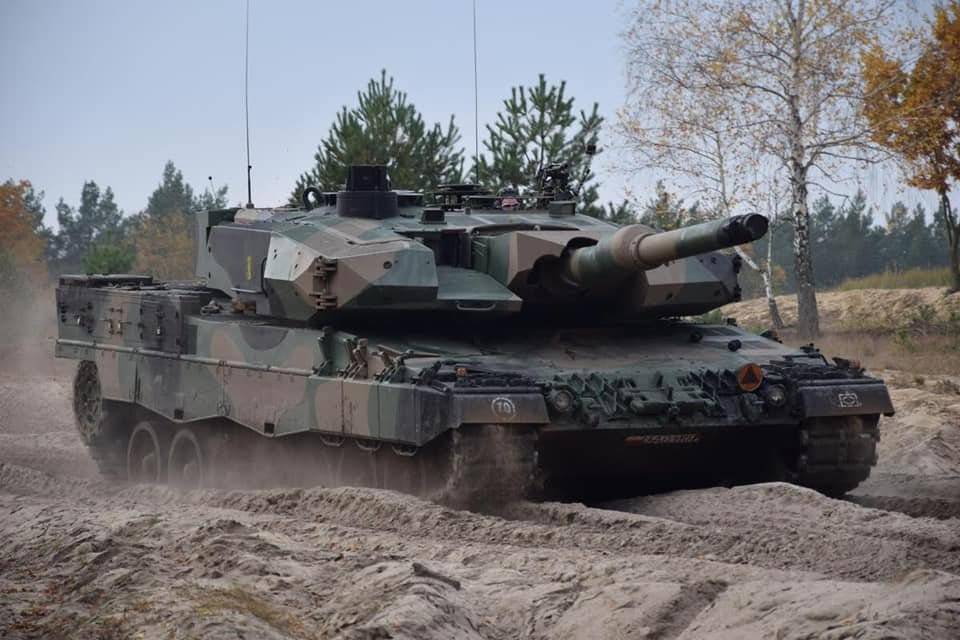 豹2a4坦克,波兰人正在对其升级,升级后的豹2pl性能还是很不错的,毕竟