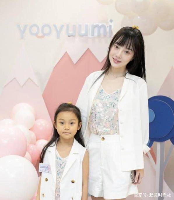 李小璐|董璇职业装干练十足,李小璐穿亮片显廉价,闺蜜俩差别这么大?