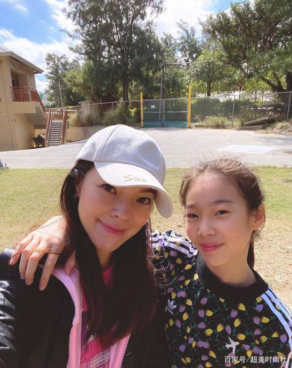 好身材|富士康老板娘又登杂志！穿一字肩红裙戴奢华珠宝，贵妇气场十足