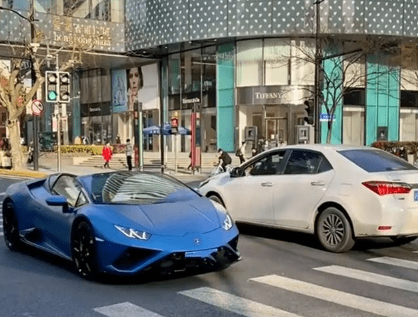白衣|孙俪开兰博基尼出街,白衣墨镜气质出众,豪车引人注目