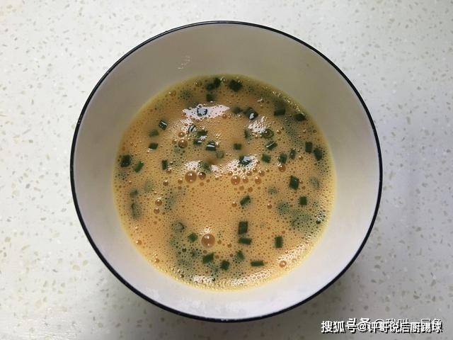 煎饼|早餐面条这样做，加两鸡蛋平底锅煎一煎五分钟就上桌，解馋还顶饱