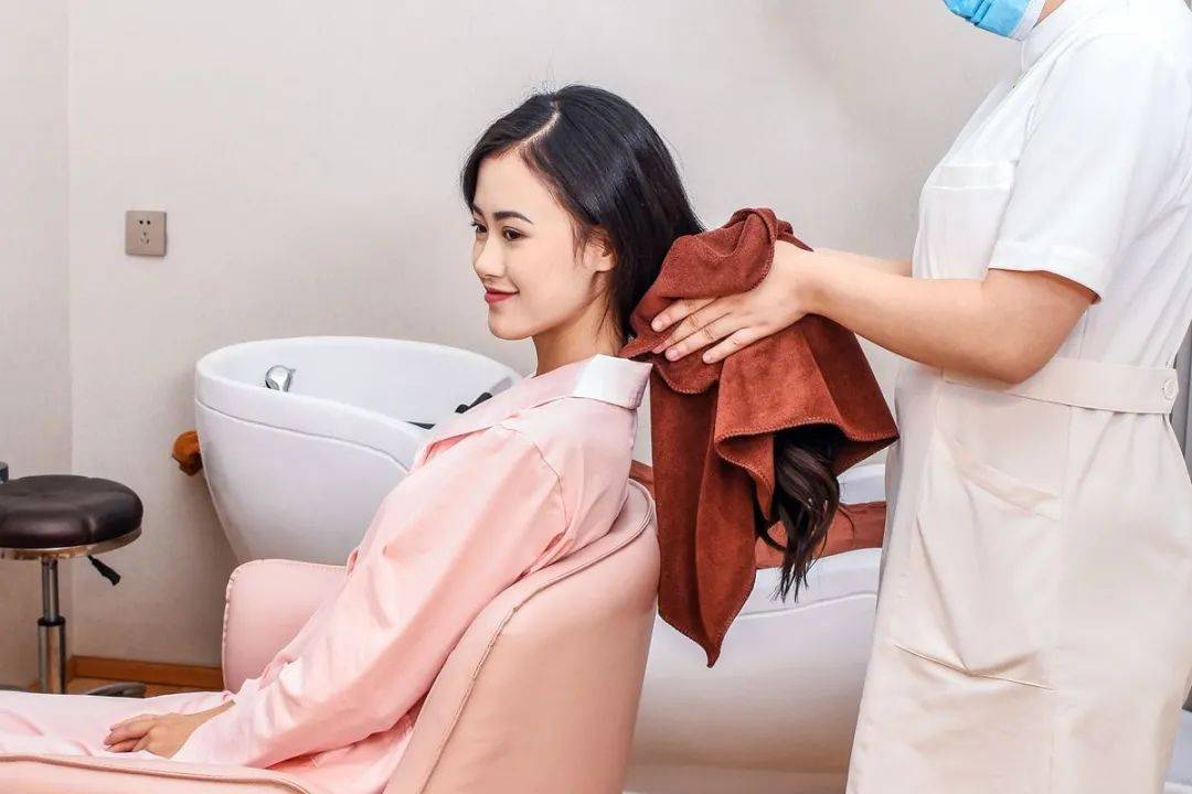 因为|在月子中心住了30天花费2.8万，总结在月子中心坐月子到底哪好？