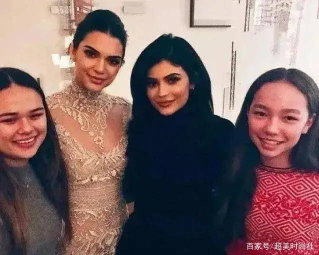 克洛伊|邓文迪大女儿发胖不自控，从小混迹名媛圈，和众明星合照站C位