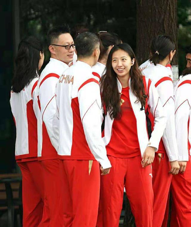 東京|女排出征東京！郎平新發(fā)型亮相，朱婷走路帶風(fēng)，二人很溫馨